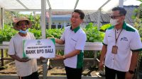 BUPATI Suwirta didampingi Kepala Bank BPD Bali Cabang Klungkung, Made Adhitya Pranajaya, menyerahkan secara simbolis CSR bantuan pengembangan pertanian hidroponik kepada 50 warga kurang mampu di wilayah Kecamatan Klungkung, Rabu (3/8/2022). Foto: ist BUPATI Suwirta didampingi Kepala Bank BPD Bali Cabang Klungkung, Made Adhitya Pranajaya, menyerahkan secara simbolis CSR bantuan pengembangan pertanian hidroponik kepada 50 warga kurang mampu di wilayah Kecamatan Klungkung, Rabu (3/8/2022). Foto: ist