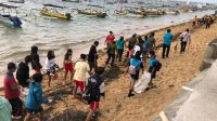 Bersih bersih Pantai Sanur