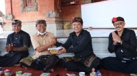 Bupati Bangli dan Wakil Bupati saat menyerahkan bantuan dana upasaksi pengabenan