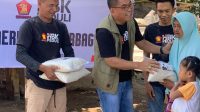 DEWAN Penasihat HBK KLU, Sudirsah Sujanto (tengah); bersama Ketua HBK Peduli KLU, M. Alfat, saat membagikan paket beras kepada lansia dan anak yatim di KLU, Kamis (18/8/2022). Foto: rul DEWAN Penasihat HBK KLU, Sudirsah Sujanto (tengah); bersama Ketua HBK Peduli KLU, M. Alfat, saat membagikan paket beras kepada lansia dan anak yatim di KLU, Kamis (18/8/2022). Foto: rul