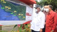 GUBERNUR Bali, Wayan Koster, bersama Menteri Pekerjaan Umum dan Perumahan Rakyat, Basuki Hadimulyono, saat menyimak rancang bangun Jalan Tol Jagat Kerthi Bali, Gilimanuk-Mengwi. Foto: ist GUBERNUR Bali, Wayan Koster, bersama Menteri Pekerjaan Umum dan Perumahan Rakyat, Basuki Hadimulyono, saat menyimak rancang bangun Jalan Tol Jagat Kerthi Bali, Gilimanuk-Mengwi. Foto: ist