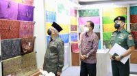 Gubernur Koster tampak mendampingi Wapres Ma'ruf Amin mengunjungi Pameran IKM Bali Bangkit