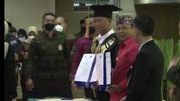 Gubernur Koster tampak menunjukkan penandatanganan kerjasama dengan Universitas Terbuka
