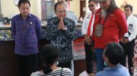 GUBERNUR Koster tampak menyapa wajib pajak saat melakukan sidak di UPTD PPRD Tabanan, Senin (1/8/2022). Foto: ist GUBERNUR Koster tampak menyapa wajib pajak saat melakukan sidak di UPTD PPRD Tabanan, Senin (1/8/2022). Foto: ist