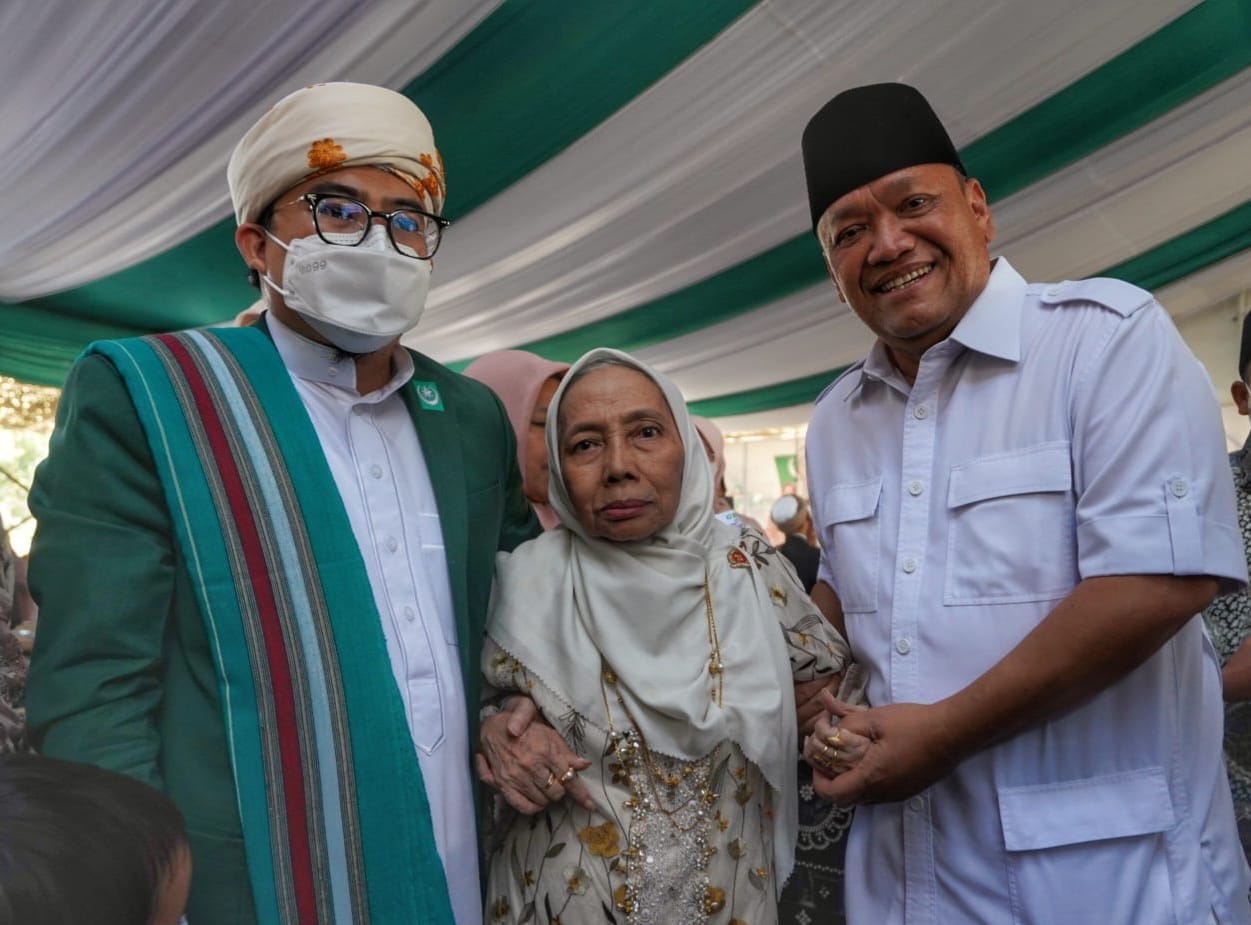 HBK (kanan) saat bersama Ummuna Siti Raehanun Zaenudin Abdul Majid, Ketua Umum PBNW, RTGB Zaenudin Atsani, Senin (22/8/2022). Foto: ist