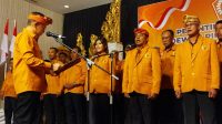 ADIES Kadir (kiri) saat melantik kepengurusan MKGR Bali periode 2021-2026 yang kini dikomando I Wayan Suyasa usai Musda MKGR Bali, Sabtu (20/8/2022) malam lalu. Foto: ist ADIES Kadir (kiri) saat melantik kepengurusan MKGR Bali periode 2021-2026 yang kini dikomando I Wayan Suyasa usai Musda MKGR Bali, Sabtu (20/8/2022) malam lalu. Foto: ist