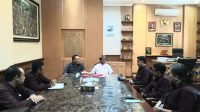 JAJARAN KPU Gianyar audiensi dengan pimpinan DPRD Gianyar. Foto: adi JAJARAN KPU Gianyar audiensi dengan pimpinan DPRD Gianyar. Foto: adi