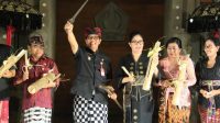 BUPATI Sanjaya saat membuka Final Pemilihan Jegeg-Bagus Tabanan 2022 di Gedung Kesenian I Ketut Maria Tabanan, Minggu (31/7/2022) malam. Foto: ist