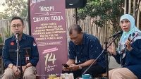 KETUA Bawaslu NTB, M. Khuwailid (tengah); bersama Divisi Teknis KPU NTB, Zuriyati (kanan), saat mengisi diskusi bertajuk “Ngopi dan Diskusi Senja” di Mataram, Selasa (9/8/2022). Foto: rul KETUA Bawaslu NTB, M. Khuwailid (tengah); bersama Divisi Teknis KPU NTB, Zuriyati (kanan), saat mengisi diskusi bertajuk “Ngopi dan Diskusi Senja” di Mataram, Selasa (9/8/2022). Foto: rul