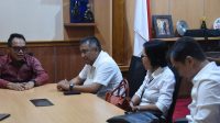 KETUA DPRD Bali, Nyoman Adi Wiryatama (kiri); saat menerima audiensi Ketua KPU Bali, I Dewa Agung Gede Lidartawan, bersama empat komisioner KPU Bali lainnya, Senin (8/8/2022). Foto: ist KETUA DPRD Bali, Nyoman Adi Wiryatama (kiri); saat menerima audiensi Ketua KPU Bali, I Dewa Agung Gede Lidartawan, bersama empat komisioner KPU Bali lainnya, Senin (8/8/2022). Foto: ist