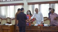 KETUA Komisi 2 DPRD Bali, IGK Kresna Budi (baju putih); menyalami Ketua Satgas Penanganan PMK yang juga Sekda Provinsi Bali, I Dewa Made Indra, usai rapat kerja di DPRD Bali, Selasa (9/8/2022). Foto: ist KETUA Komisi 2 DPRD Bali, IGK Kresna Budi (baju putih); menyalami Ketua Satgas Penanganan PMK yang juga Sekda Provinsi Bali, I Dewa Made Indra, usai rapat kerja di DPRD Bali, Selasa (9/8/2022). Foto: ist