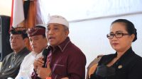 KETUA KPU Bali, I Dewa Agung Gede Lidartawan (pegang mik), saat membuka rapat koordinasi pemutakhiran daftar pemilih berkelanjutan semester II 2021 untuk sinkronisasi data, di KPU Bali, Kamis (11/8/2022). Foto: hen KETUA KPU Bali, I Dewa Agung Gede Lidartawan (pegang mik), saat membuka rapat koordinasi pemutakhiran daftar pemilih berkelanjutan semester II 2021 untuk sinkronisasi data, di KPU Bali, Kamis (11/8/2022). Foto: hen