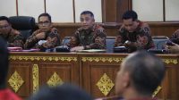 KETUA KPU Bali, I Dewa Agung Lidartawan (tengah), saat memaparkan usulan anggaran Pilgub Bali, Jumat (5/8/2022). Anggaran Pilgub Bali disepakati sebesar Rp246,01 miliar. Foto: ist KETUA KPU Bali, I Dewa Agung Lidartawan (tengah), saat memaparkan usulan anggaran Pilgub Bali, Jumat (5/8/2022). Anggaran Pilgub Bali disepakati sebesar Rp246,01 miliar. Foto: ist