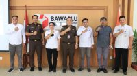 KOMISIONER Bawaslu Bali foto bersama perwakilan Polda Bali dan Kejati Bali usai rapat koordinasi terkait Sentra Gakkumdu di Bawaslu Bali, Rabu (10/8/2022). Foto: ist KOMISIONER Bawaslu Bali foto bersama perwakilan Polda Bali dan Kejati Bali usai rapat koordinasi terkait Sentra Gakkumdu di Bawaslu Bali, Rabu (10/8/2022). Foto: ist