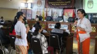 KOMISIONER Dharmayanti Laksmi berdiskusi dengan salah seorang peserta sosialisasi tatap muka terbatas menyongsong Pemilu Serentak 2024 kepada pemilih pemula di Aula KPU Denpasar, Jumat (12/8/2022). Foto: ist KOMISIONER Dharmayanti Laksmi berdiskusi dengan salah seorang peserta sosialisasi tatap muka terbatas menyongsong Pemilu Serentak 2024 kepada pemilih pemula di Aula KPU Denpasar, Jumat (12/8/2022). Foto: ist