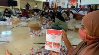 PETUGAS sedang melipat surat suara Pilkada Denpasar di KPU Denpasar menjelang Pilkada Denpasar 2020 lalu. KPU Bali bersama KPU kabupaten/kota memetakan sejak awal distribusi dan penyimpanan logistik Pemilu 2024. Foto: hen PETUGAS sedang melipat surat suara Pilkada Denpasar di KPU Denpasar menjelang Pilkada Denpasar 2020 lalu. KPU Bali bersama KPU kabupaten/kota memetakan sejak awal distribusi dan penyimpanan logistik Pemilu 2024. Foto: hen