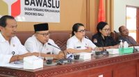 LUH Putu Widyastini (dua kanan) bersama Ketut Ariyani (tengah) dan para komisioner Bawaslu Bali saat rapat membahas inventarisir potensi sengketa proses pemilu pada tahapan pendaftaran, verifikasi, dan penetapan parpol peserta Pemilu 2024 di Bawaslu Bali, Rabu (3/8/2022). Foto: ist LUH Putu Widyastini (dua kanan) bersama Ketut Ariyani (tengah) dan para komisioner Bawaslu Bali saat rapat membahas inventarisir potensi sengketa proses pemilu pada tahapan pendaftaran, verifikasi, dan penetapan parpol peserta Pemilu 2024 di Bawaslu Bali, Rabu (3/8/2022). Foto: ist