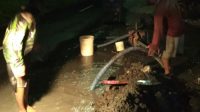 TAK kenal waktu, siang ataupun malam hari, petugas Perumda Air Minum TAB Tabanan di lapangan siaga melakukan pelayanan perbaikan untuk memenuhi kebutuhan air ke pelanggan. Foto: ist TAK kenal waktu, siang ataupun malam hari, petugas Perumda Air Minum TAB Tabanan di lapangan siaga melakukan pelayanan perbaikan untuk memenuhi kebutuhan air ke pelanggan. Foto: ist