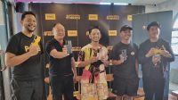 HEAD of Marketing POCO Indonesia bersama perwakilan Qualcomm Indonesia serta musisi dan konten kreator menunjukkan POCO F4 Series. Foto: rap HEAD of Marketing POCO Indonesia bersama perwakilan Qualcomm Indonesia serta musisi dan konten kreator menunjukkan POCO F4 Series. Foto: rap