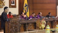 MADE Rai Warsa (kiri) saat membacakan tanggapan DPRD Bali terkait pendapat Gubernur Bali tentang Ranperda tentang Perlindungan Tumbuhan dan Satwa Liar pada rapat paripurna DPRD Bali, Senin (29/8/2022). Foto: ist MADE Rai Warsa (kiri) saat membacakan tanggapan DPRD Bali terkait pendapat Gubernur Bali tentang Ranperda tentang Perlindungan Tumbuhan dan Satwa Liar pada rapat paripurna DPRD Bali, Senin (29/8/2022). Foto: ist