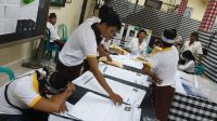 SUASANA proses rekapitulasi suara saat Pemilu Serentak 2019 di salah satu TPS di Kerobokan yang dilakukan sampai dini hari. KPU RI membuat gagasan melibatkan mahasiswa sebagai KPPS untuk mengurangi risiko kematian seperti terjadi pada tahun 2019. Foto: hen SUASANA proses rekapitulasi suara saat Pemilu Serentak 2019 di salah satu TPS di Kerobokan yang dilakukan sampai dini hari. KPU RI membuat gagasan melibatkan mahasiswa sebagai KPPS untuk mengurangi risiko kematian seperti terjadi pada tahun 2019. Foto: hen