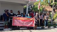 SEJUMLAH deposan LPD Adat Anturan mendatangi kantor Kejari Buleleng,