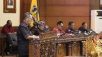 TJOKORDA Gede Agung saat menyampaikan Ranperda Perlindungan Tumbuhan-Satwa Liar dalam rapat paripurna DPRD Bali, Senin (8/8/2022). Foto: ist TJOKORDA Gede Agung saat menyampaikan Ranperda Perlindungan Tumbuhan-Satwa Liar dalam rapat paripurna DPRD Bali, Senin (8/8/2022). Foto: ist
