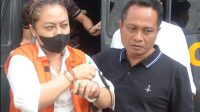 Terdakwa Ni Putu Eka Wiryastuti, mantan Bupati Tabanan dengan tangan terborgol