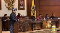 WAKIL Gubernur Cokorda Oka Arta Ardhana Sukawati saat menyampaikan penjelasan Kepala Daerah dalam rapat paripurna DPRD Bali, Senin (8/8/2022). Foto: ist WAKIL Gubernur Cokorda Oka Arta Ardhana Sukawati saat menyampaikan penjelasan Kepala Daerah dalam rapat paripurna DPRD Bali, Senin (8/8/2022). Foto: ist