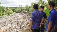 Wabup Ipat saat mengecek proyek pembangunan senderan yang menggunakan bronjong di Sungai Yehsatang