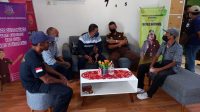 Warga datangi kantor Kajaksaan (1)