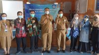 KADISDIKPORA Kota Denpasar, AA Gede Wiratama; bersama Wayan Murdana, narasumber dari BBGP Jawa Barat, saat membuka diklat peningkatan kompetensi kepala laboratorium IPA tingkat SMP se-Kota Denpasar di SMPN 1 Denpasar, Senin (1/8/2022). Foto: tra KADISDIKPORA Kota Denpasar, AA Gede Wiratama; bersama Wayan Murdana, narasumber dari BBGP Jawa Barat, saat membuka diklat peningkatan kompetensi kepala laboratorium IPA tingkat SMP se-Kota Denpasar di SMPN 1 Denpasar, Senin (1/8/2022). Foto: tra
