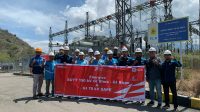 SEJUMLAH pekerja dari PLN tengah merayakan mulai beroperasinya transmisi Bima ke Sape tepat di HUT ke-77 RI. Foto: ist SEJUMLAH pekerja dari PLN tengah merayakan mulai beroperasinya transmisi Bima ke Sape tepat di HUT ke-77 RI. Foto: ist