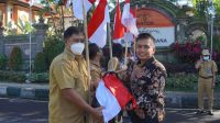 serahkan bendera (2)