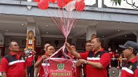 KADISDIKPORA AA Gede Wiratama; bersama Nengah Madiadnyana, melepas balon saat membuka Porsenijar Sekolah PGRI ke-8, Jumat (23/9/2022). Foto: tra