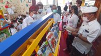 KABID Pembinaan Sekolah Dasar Disdikpora Kota Denpasar, I Nyoman Suriawan, saat melihat koleksi buku perpustakaan usai meresmikan perpustakaan ramah anak ‘’Dedari’’ SDN 8 Dauh Puri, Rabu (14/9/2022). Foto: tra KABID Pembinaan Sekolah Dasar Disdikpora Kota Denpasar, I Nyoman Suriawan, saat melihat koleksi buku perpustakaan usai meresmikan perpustakaan ramah anak ‘’Dedari’’ SDN 8 Dauh Puri, Rabu (14/9/2022). Foto: tra