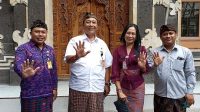 KADISDIKPORA AA Gede Wiratama foto bersama Kasek I Made Radita Berata saat memantau ANBK di SMP PGRI 5 Denpasar, Kamis (22/9/2022). Foto: tra KADISDIKPORA AA Gede Wiratama foto bersama Kasek I Made Radita Berata saat memantau ANBK di SMP PGRI 5 Denpasar, Kamis (22/9/2022). Foto: tra
