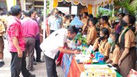 PAMERAN daur ulang sampah plastik yang digelar SMP PGRI 2 Denpasar, Jumat (30/9) bertajuk "Gilas Plastik" (Gerakan Aksi Peduli Sampah Plastik). Foto: ist