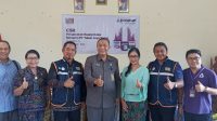 KEPALA Dinas Pendidikan Kepemudaan dan Olahraga Kota Denpasar, AA Gede Wiratama, foto bersama Direktur Utama PT Tunas Jaya Sanur, I Made Budi Atmika; Komisaris PT Tunas Jaya Sanur, Kepala SMPN 9 Denpasar, Ni Wayan Raiyani, M.Pd.; dan Ketua Komite SMPN 9 Denpasar, dr. IGA Ayu Decy Pratiwi; seusai penyerahan bantuan Tanggung Jawab Sosial Perusahaan (TJSP) dari PT Tunas Jaya Sanur di SMPN 9 Denpasar, Jumat (9/9/2022). Foto: tra KEPALA Dinas Pendidikan Kepemudaan dan Olahraga Kota Denpasar, AA Gede Wiratama, foto bersama Direktur Utama PT Tunas Jaya Sanur, I Made Budi Atmika; Komisaris PT Tunas Jaya Sanur, Kepala SMPN 9 Denpasar, Ni Wayan Raiyani, M.Pd.; dan Ketua Komite SMPN 9 Denpasar, dr. IGA Ayu Decy Pratiwi; seusai penyerahan bantuan Tanggung Jawab Sosial Perusahaan (TJSP) dari PT Tunas Jaya Sanur di SMPN 9 Denpasar, Jumat (9/9/2022). Foto: tra