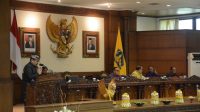 WAKIL Gubernur Cokorda Oka Arta Ardhana Sukawati saat membacakan jawaban Gubernur atas Perubahan APBD 2022 dan Ranperda tentang Penyertaan Modal ke Perumda Kerthi Bali Santhi, Senin (12/9/2022) dalam rapat paripurna DPRD Bali. Foto: ist WAKIL Gubernur Cokorda Oka Arta Ardhana Sukawati saat membacakan jawaban Gubernur atas Perubahan APBD 2022 dan Ranperda tentang Penyertaan Modal ke Perumda Kerthi Bali Santhi, Senin (12/9/2022) dalam rapat paripurna DPRD Bali. Foto: ist