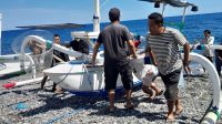 Evakuasi jukung nelayan hilang