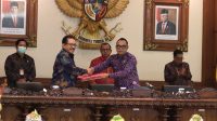 KETUA DPRD Bali, Nyoman Adi Wiryatama (kanan depan) menyerahkan naskah Raperda kepada Wakil Gubernur Tjokorda Oka Artha Ardana Sukawati. Foto: ist KETUA DPRD Bali, Nyoman Adi Wiryatama (kanan depan) menyerahkan naskah Raperda kepada Wakil Gubernur Tjokorda Oka Artha Ardana Sukawati. Foto: ist