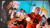 KADISDIKPORA AA Gede Wiratama bersama Gusti Agung Ayu Made Seni Wati menunjukkan hasil olahan kuliner siswa dalam mengimplementasikan P5 Kurikulum Merdeka. Foto: ist KADISDIKPORA AA Gede Wiratama bersama Gusti Agung Ayu Made Seni Wati menunjukkan hasil olahan kuliner siswa dalam mengimplementasikan P5 Kurikulum Merdeka. Foto: ist
