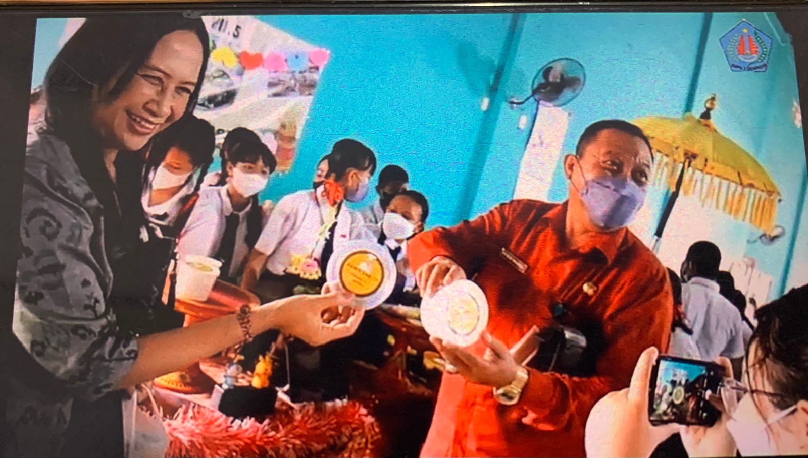 KADISDIKPORA AA Gede Wiratama bersama Gusti Agung Ayu Made Seni Wati menunjukkan hasil olahan kuliner siswa dalam mengimplementasikan P5 Kurikulum Merdeka. Foto: ist