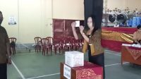Plt Kepala SMPN 15 Denpasar, Gusti Agung Ayu Made Seniwati, memberikan hak suara pada pemilihan Ketua OSIS yang digelar ala Pemilu. Foto: ist Plt Kepala SMPN 15 Denpasar, Gusti Agung Ayu Made Seniwati, memberikan hak suara pada pemilihan Ketua OSIS yang digelar ala Pemilu. Foto: ist