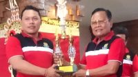 KEPALA SMP PGRI 5 Denpasar, I Made Radita Berata, menerima piala juara umum I Porsenijar ke-8 Sekolah PGRI dari Ketua YPLP Kota PGRI Denpasar, I Nengah Madiadnyana. Foto: ist KEPALA SMP PGRI 5 Denpasar, I Made Radita Berata, menerima piala juara umum I Porsenijar ke-8 Sekolah PGRI dari Ketua YPLP Kota PGRI Denpasar, I Nengah Madiadnyana. Foto: ist