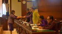 LUH Yuniati menyerahkan Tanggapan Dewan atas Ranperda Hasil Pengelolaan Kekayaan Daerah yang Dipisahkan dan Lain-lain Pendapatan Asli Daerah (PAD) yang Sah kepada Ketua DPRD Bali, Senin (12/9/2022). Foto: ist LUH Yuniati menyerahkan Tanggapan Dewan atas Ranperda Hasil Pengelolaan Kekayaan Daerah yang Dipisahkan dan Lain-lain Pendapatan Asli Daerah (PAD) yang Sah kepada Ketua DPRD Bali, Senin (12/9/2022). Foto: ist
