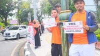 AKSI jajaran kader dan fungsionaris DPD PKS Kota Mataram menolak kenaikan harga BBM subsidi di sejumlah ruas jalan protokol di Kota Mataram, Senin (12/9/2022). Foto: rul AKSI jajaran kader dan fungsionaris DPD PKS Kota Mataram menolak kenaikan harga BBM subsidi di sejumlah ruas jalan protokol di Kota Mataram, Senin (12/9/2022). Foto: rul