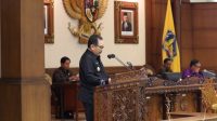 WAGUB Cokorda Oka Arta Ardhana Sukawati saat menyampaikan penjelasan mengenai Raperda tentang Perubahan APBD Semesta Berencana Tahun Anggaran 2022, dan Raperda tentang Penyertaan Modal Daerah pada Perusda Kerthi Bali Santhi, dalam rapat paripurna DPRD Bali, Senin (5/9/2022). Foto: ist WAGUB Cokorda Oka Arta Ardhana Sukawati saat menyampaikan penjelasan mengenai Raperda tentang Perubahan APBD Semesta Berencana Tahun Anggaran 2022, dan Raperda tentang Penyertaan Modal Daerah pada Perusda Kerthi Bali Santhi, dalam rapat paripurna DPRD Bali, Senin (5/9/2022). Foto: ist