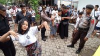 JUMLAH siswi SMPN 5 Denpasar kesurupan, Kamis (20/10), saat menyampaikan aspirasi soal kepimpinan Kasek Putu Eka Juliana Jaya, yang dinilai siswa dan guru bersikap arogan. Foto:tra
